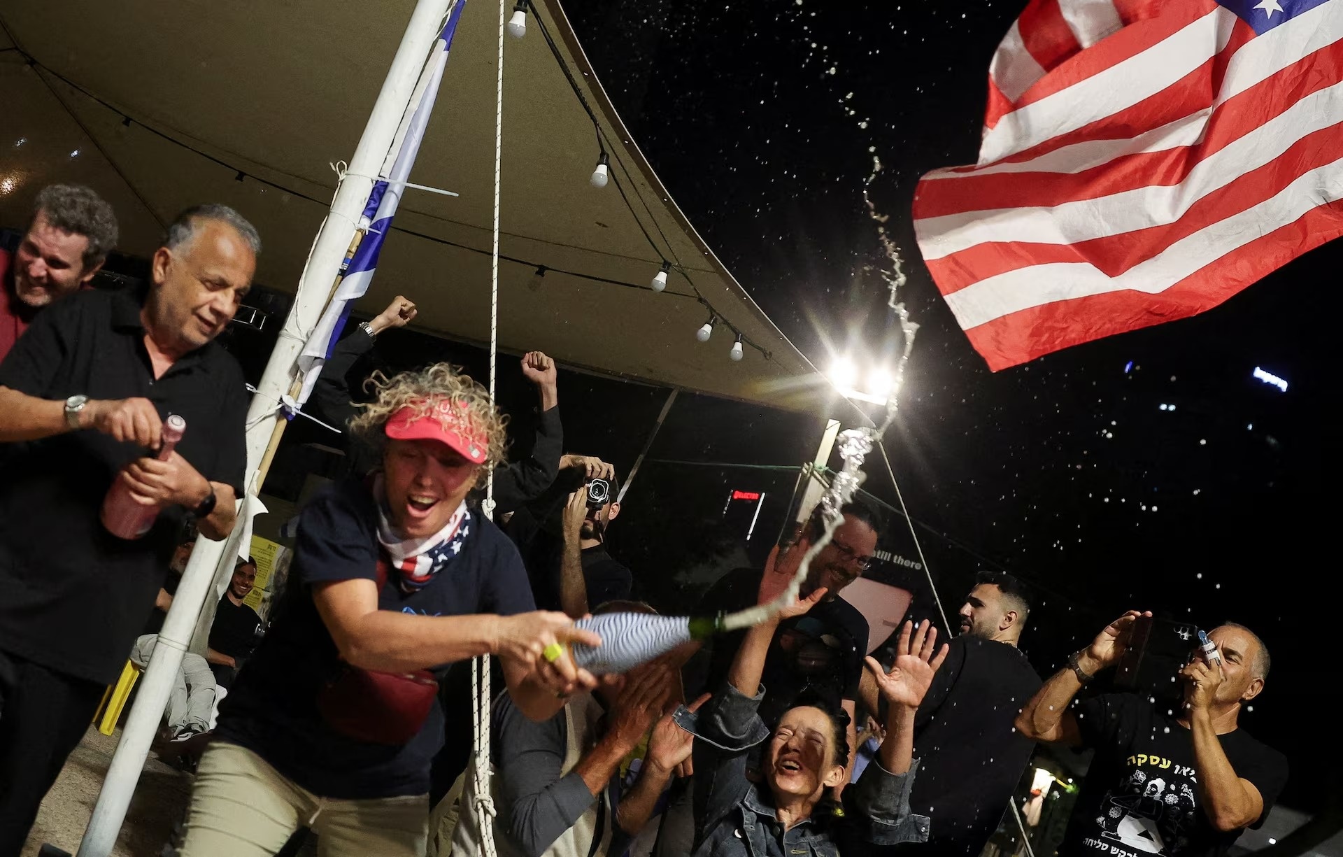 Nuoc mat va nu cuoi sau lenh ngung ban o Dai Gaza hinh anh