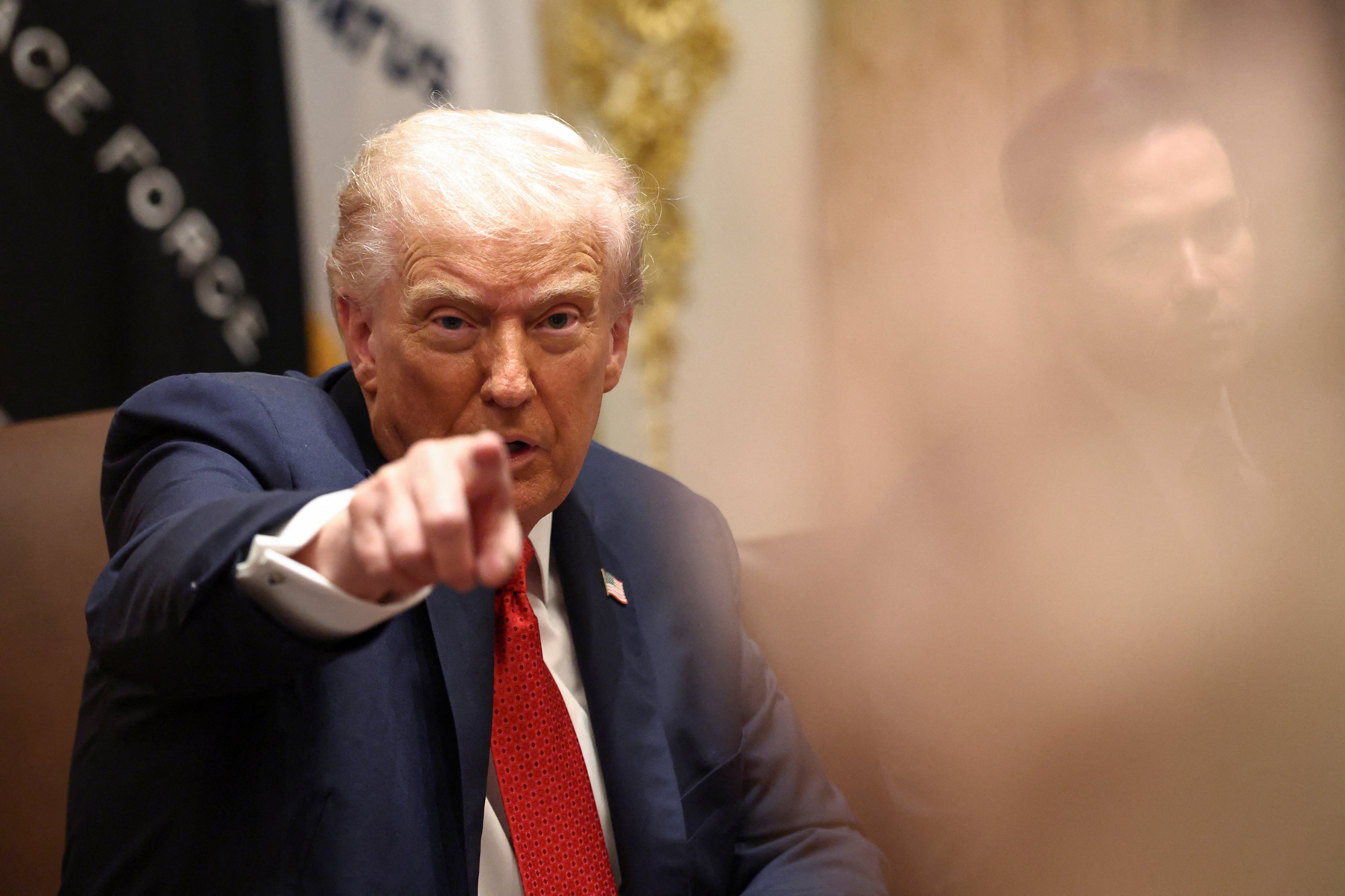 trump di chau a anh 1