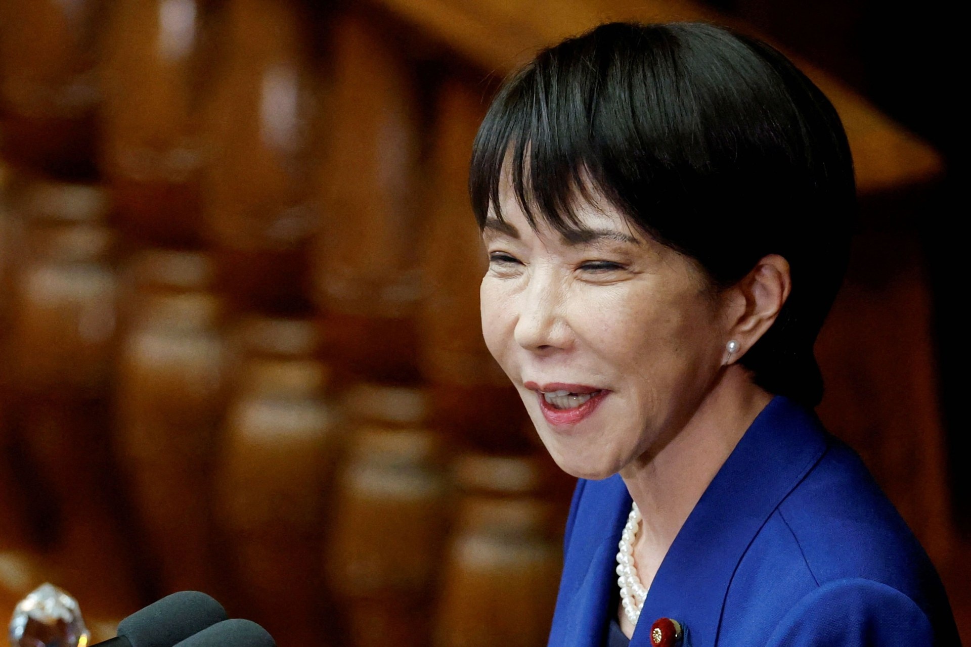 Ba Takaichi 'choi lon' hay 'tu lam kho minh'? hinh anh