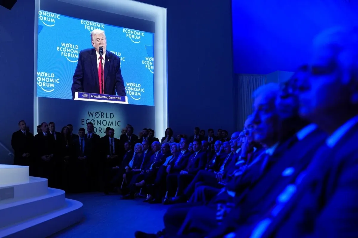 'Con dau dau' kho chiu hon ca ong Trump tai Davos hinh anh