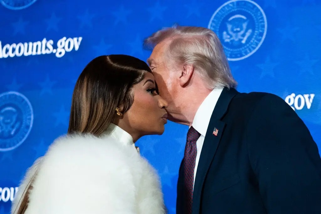 Chiec the vang dinh cu 1 trieu USD gay bao hinh anh