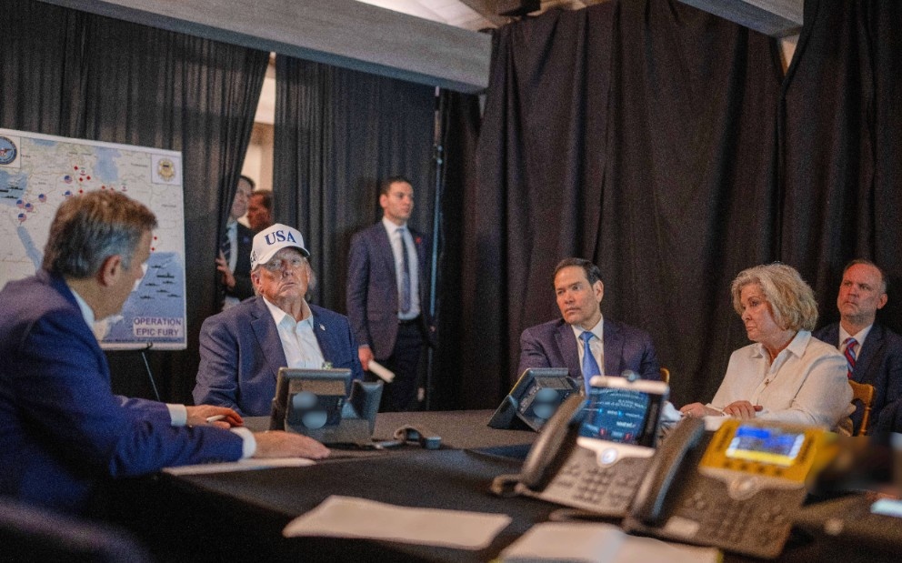 Buc anh phoi bay su chia re trong noi cac ong Trump hinh anh