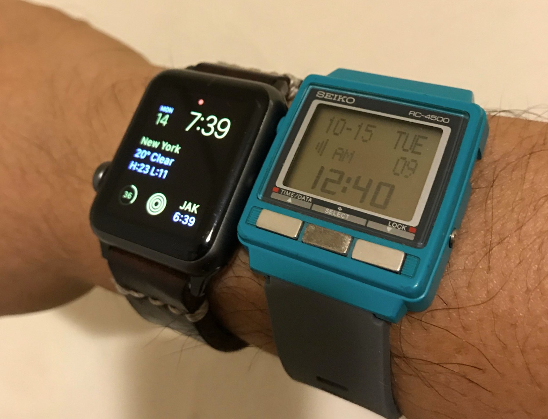 Mau 'Apple Watch' dau tien duoc dau gia hinh anh