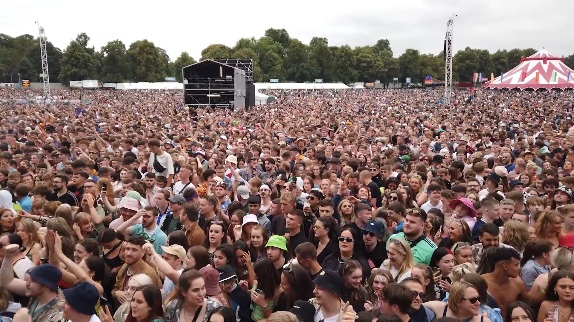 Hang nghin nguoi tham gia le hoi o Anh giua dai dich hinh anh