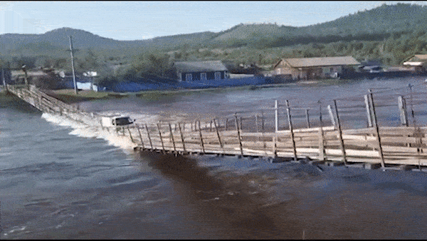 Lam sap cau go, xe tai roi xuong song tai Nga hinh anh