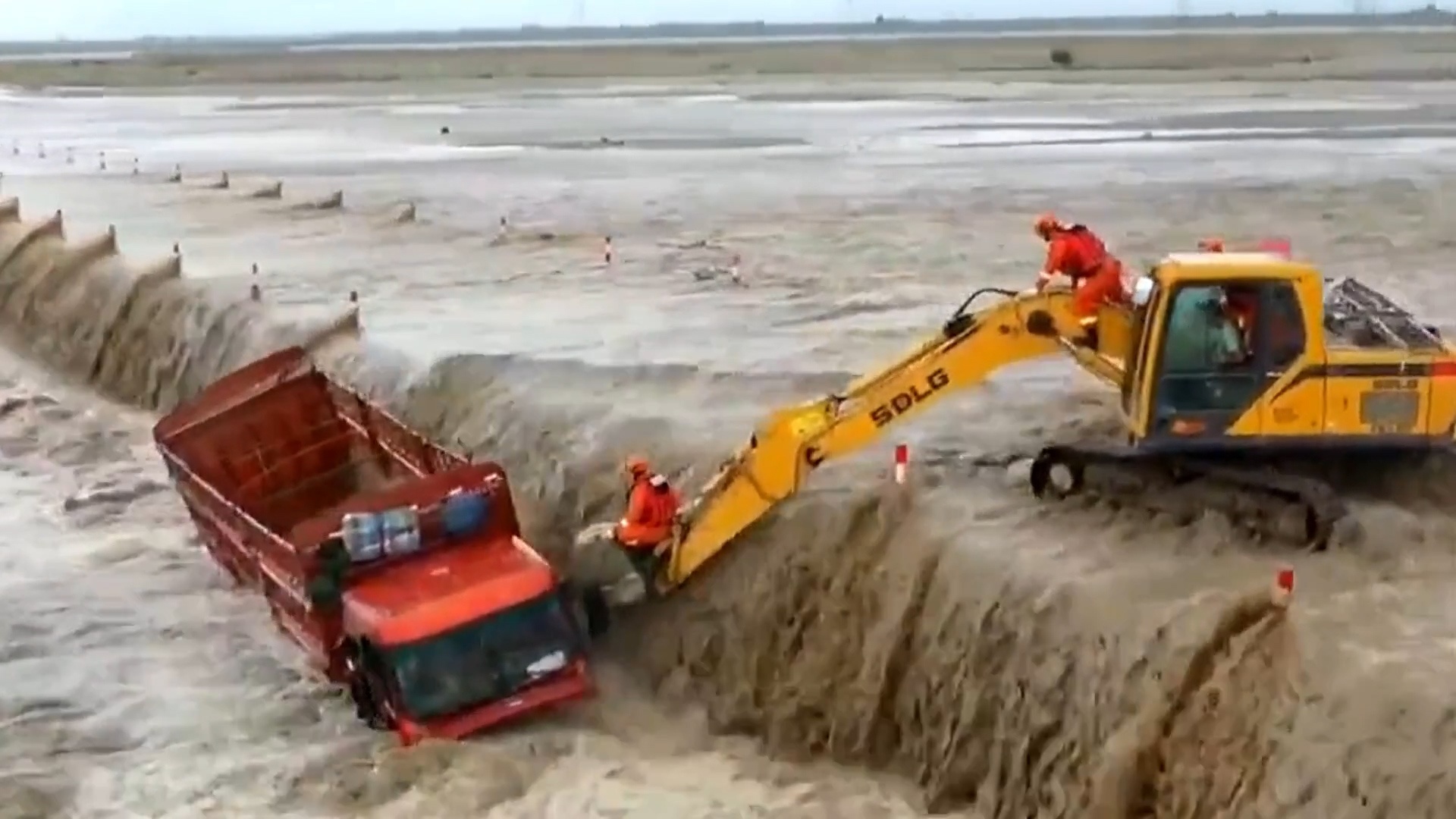 Dung may xuc de giai cuu tai xe bi ket giua dong nuoc lu hinh anh