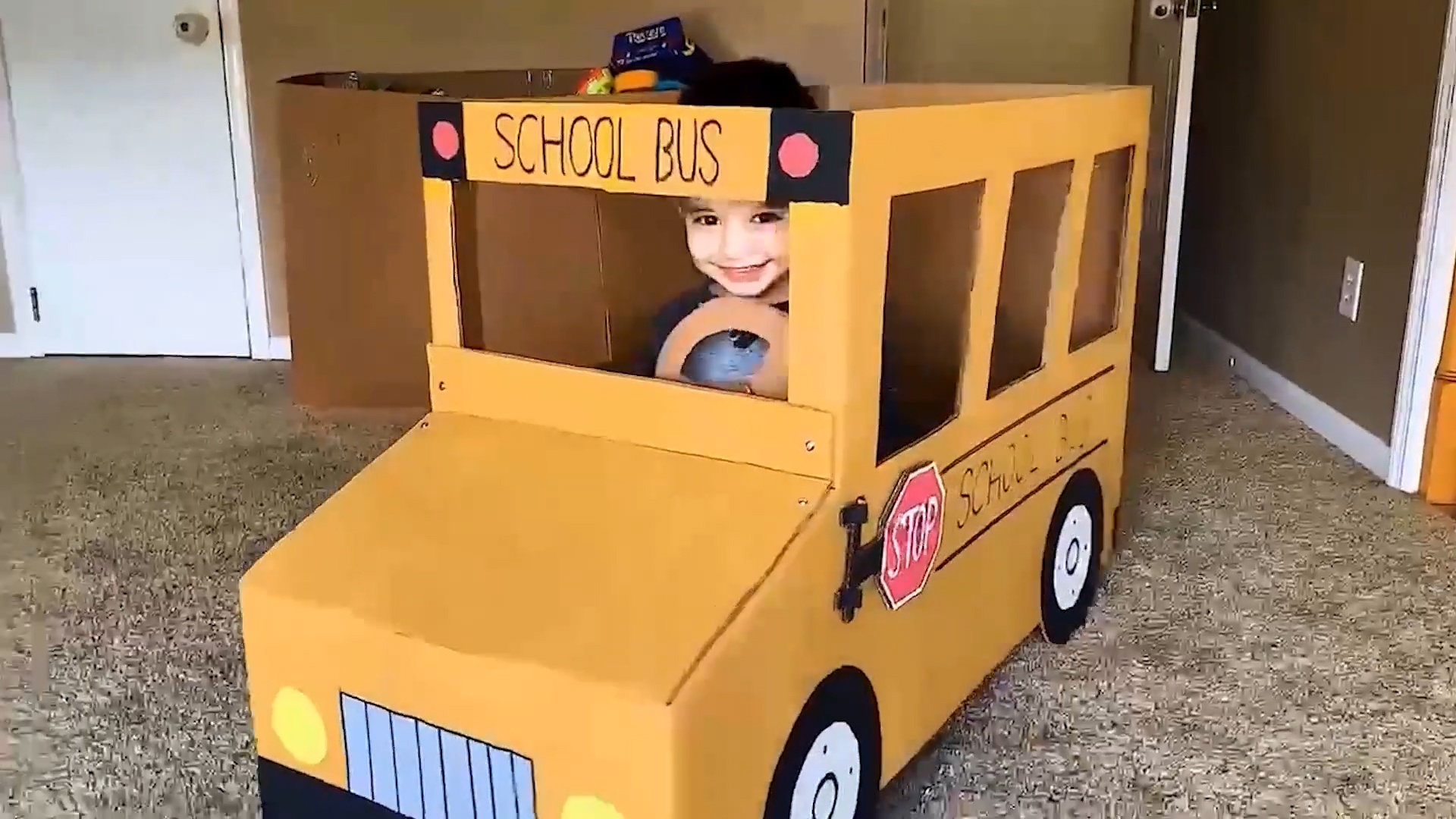 Nguoi me lam do choi cho con tu thung giay cu hinh anh