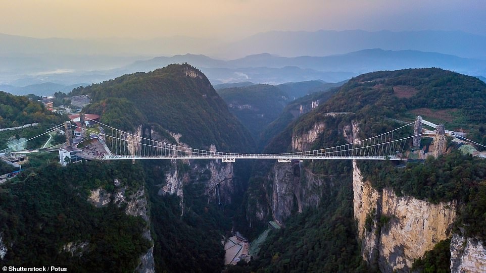 Cau treo day kinh cao 250 m o Trung Quoc hinh anh