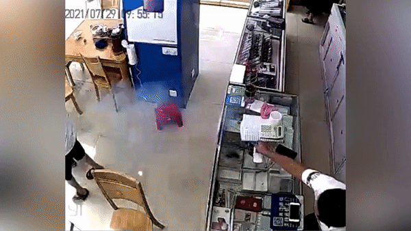 Pin dien thoai boc chay, khach hang bo chay hinh anh