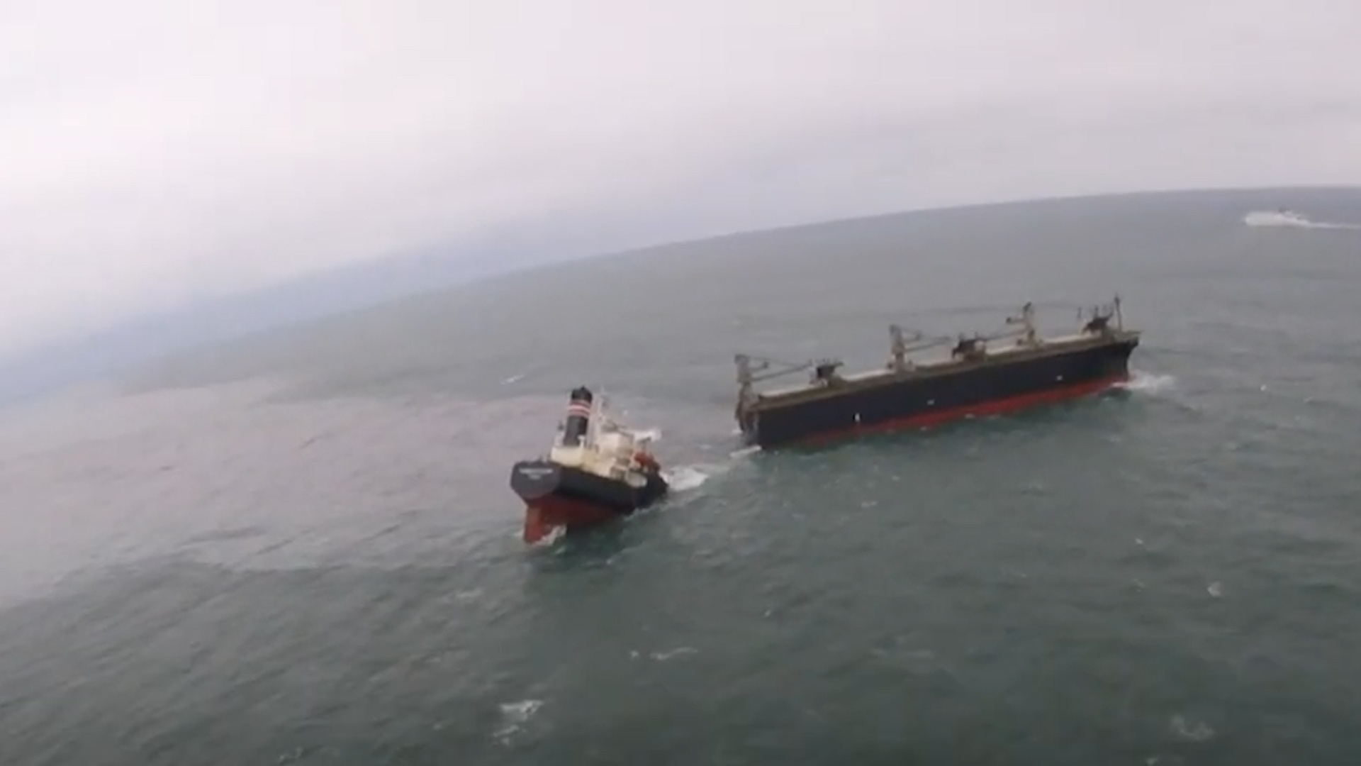 Tau cho hang mac can, vo thanh 2 manh o Nhat Ban hinh anh