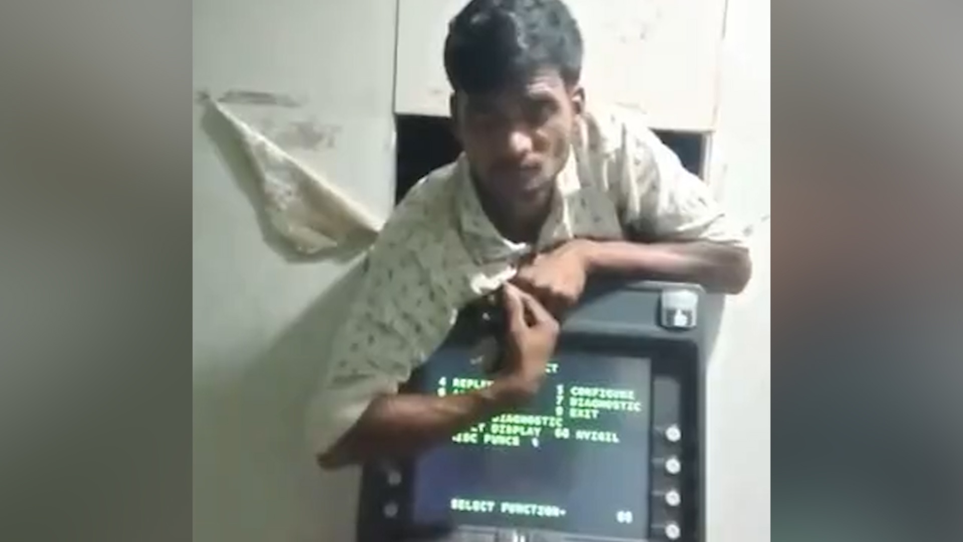 Ten trom bi mac ket ben trong may ATM o An Do hinh anh