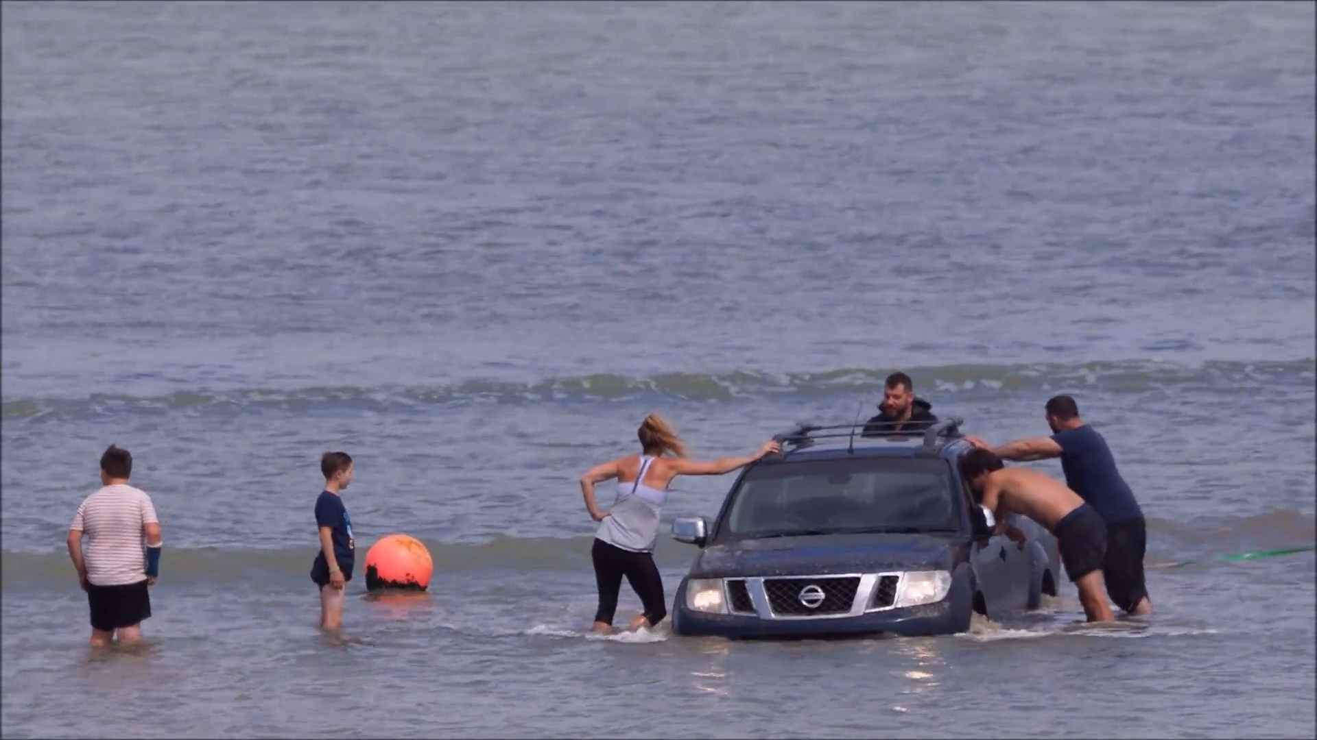 Mac ket tren bai bien, oto dan dan bi thuy trieu nhan chim hinh anh