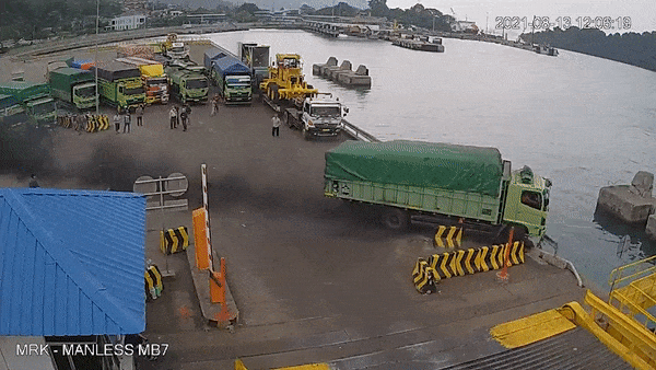 Xe tai mat lai, lao thang xuong song o Indonesia hinh anh