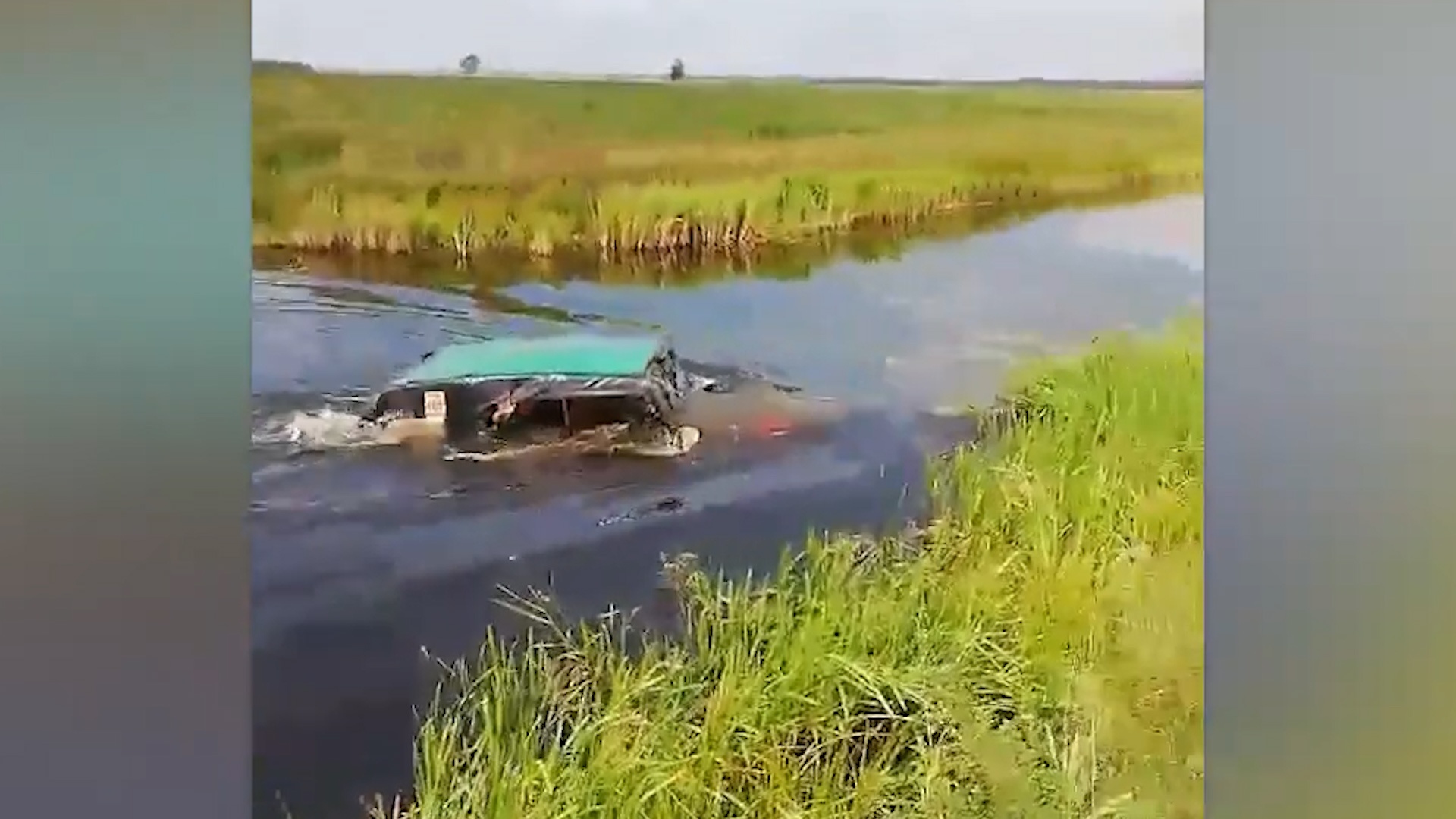 Chiec GAZ 69 doi 1973 van co the loi qua muong sau 2 m hinh anh