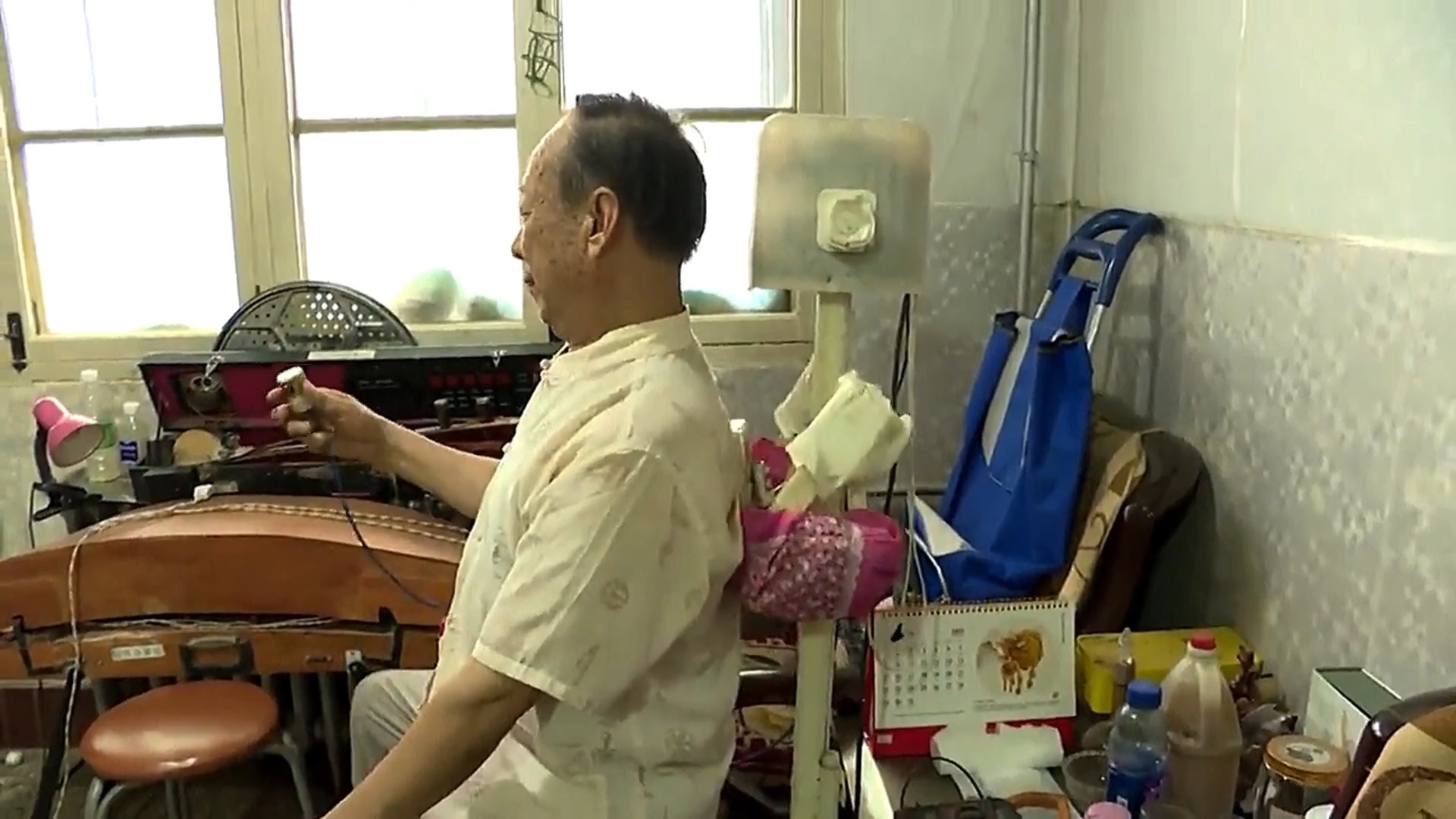 Nguoi dan ong chuyen che tao thiet bi cho cac cu gia hinh anh