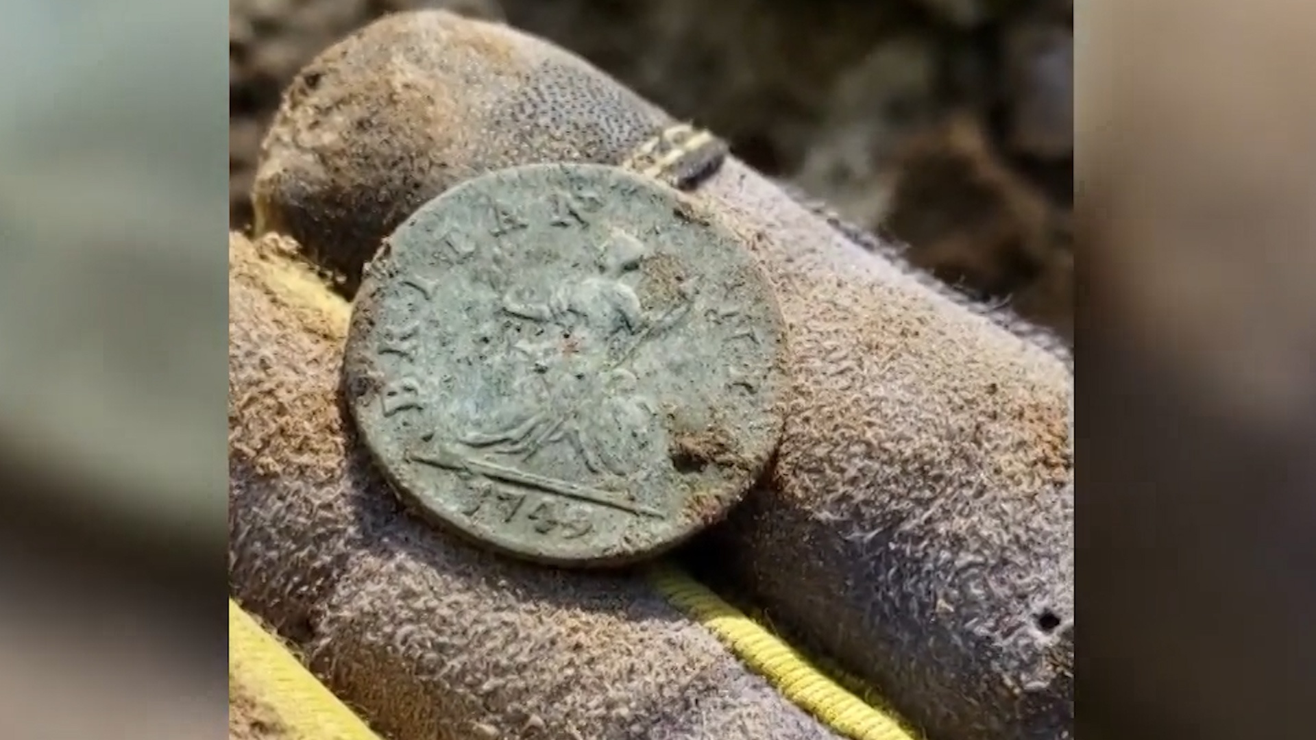 Nguoi phu nu tim thay dong xu co nien dai hon 270 nam o My hinh anh