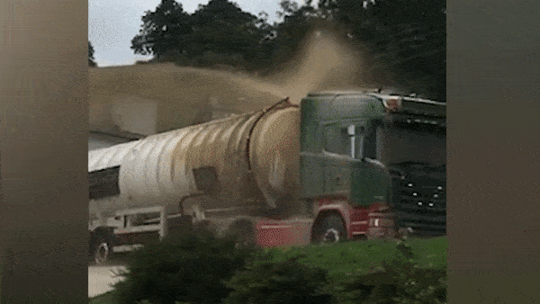 Xe tai cho dau phun 13.000 lit chat long khap mot khu pho o xu Wales hinh anh