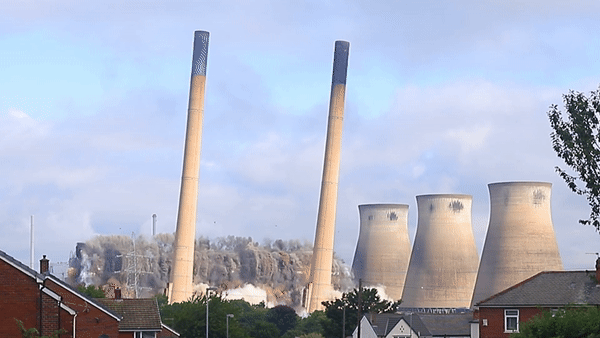 Dam dong tu tap xem 2 ong khoi bi pha no o Anh hinh anh