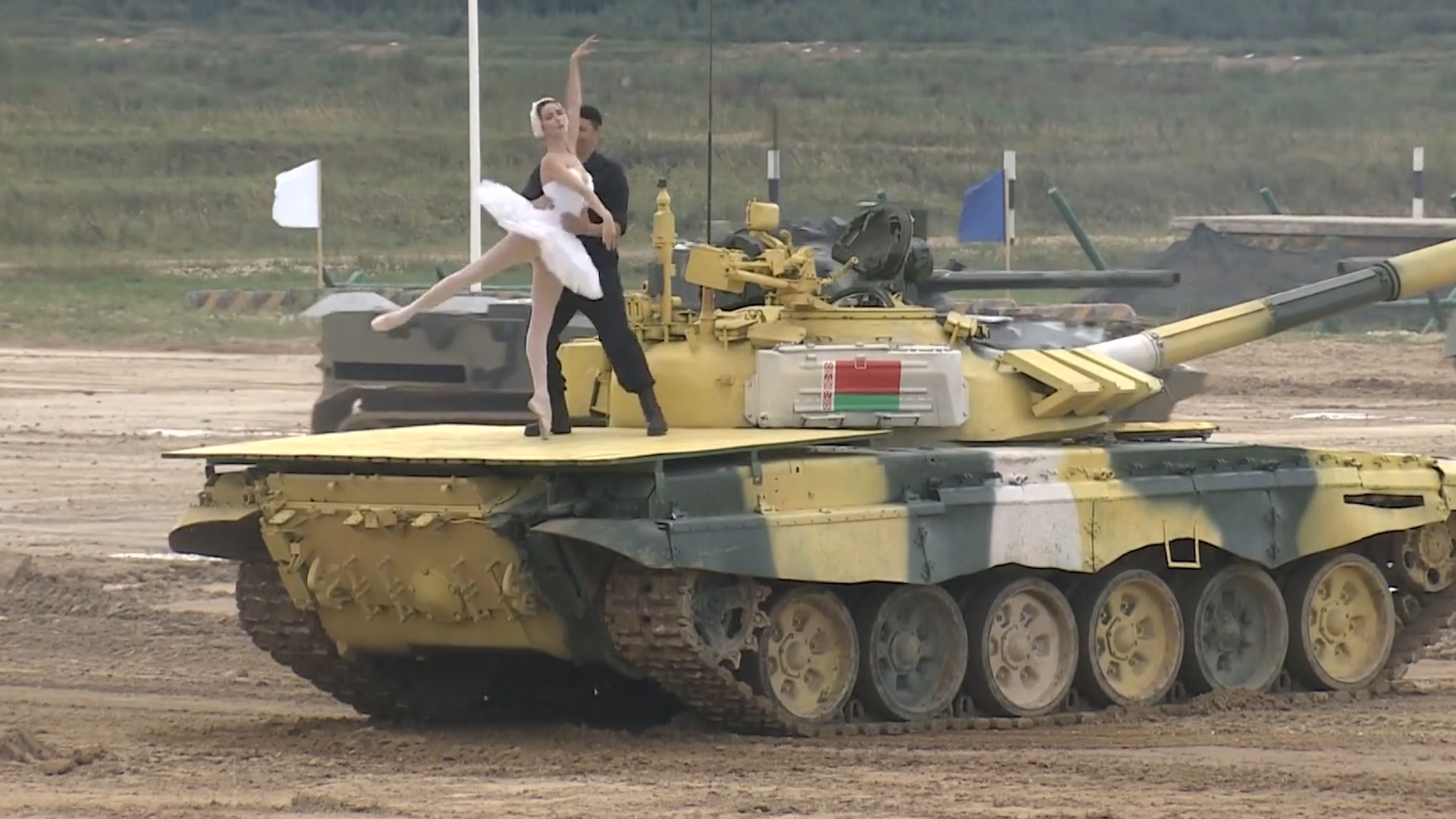 Cap doi mua ballet tren xe tang mung Army Games 2021 hinh anh