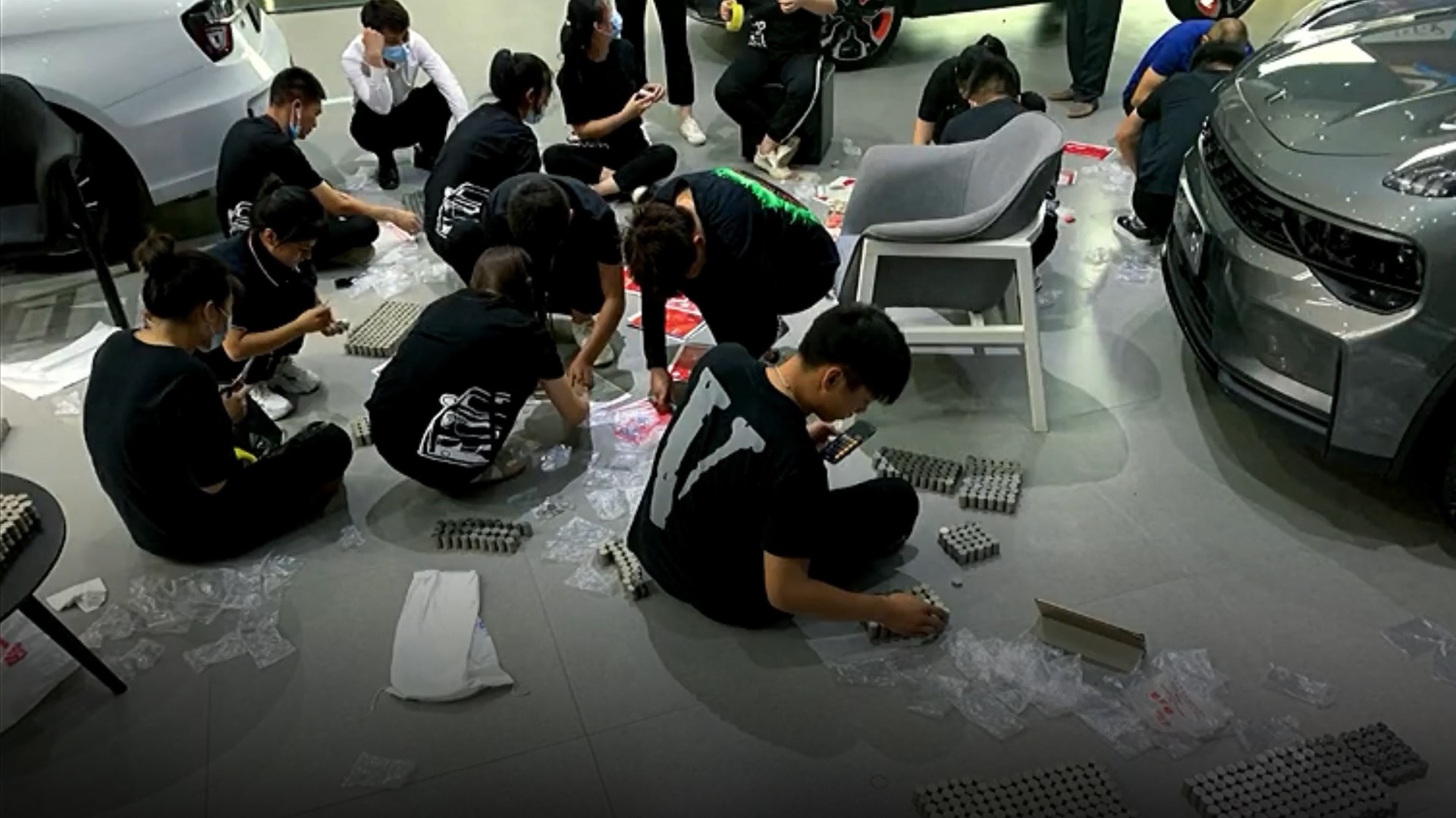 Nguoi dan ong dem 17 tui tien xu di mua oto cho con trai o Trung Quoc hinh anh