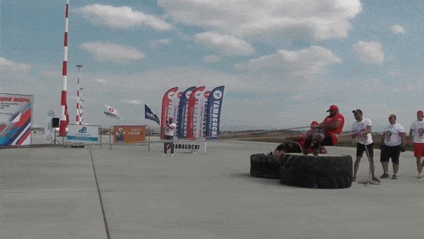 Hai VDV lap ky luc dung tay khong keo may bay hinh anh