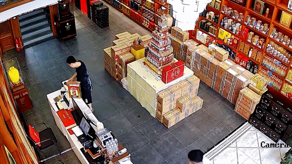 Chu tiem lam vo chai ruou gia hon 600 USD o Trung Quoc hinh anh