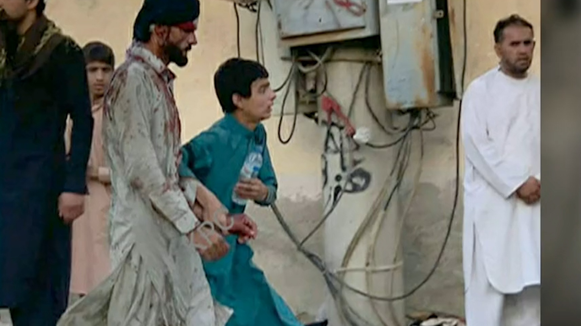 Nhan chung ke lai khoanh khac xay ra vu danh bom o Kabul hinh anh