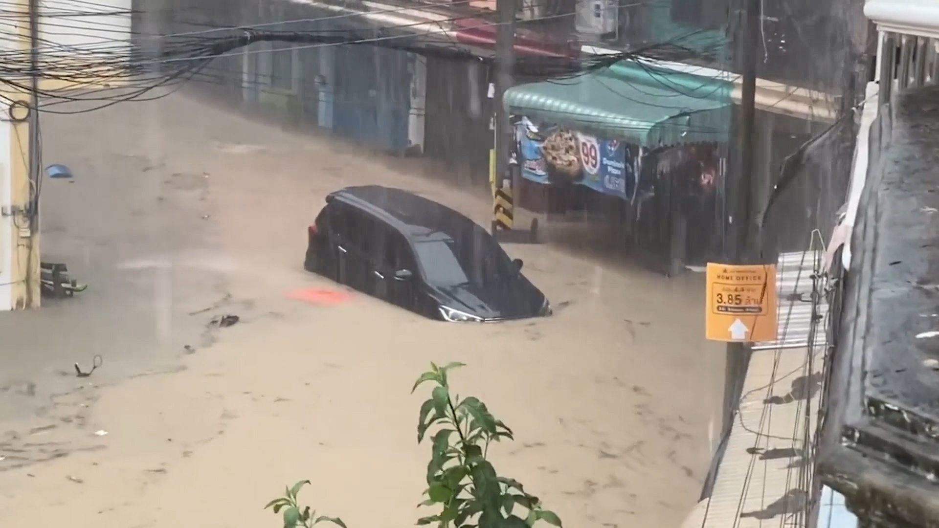 Oto bi cuon troi vi lu quet o Thai Lan hinh anh