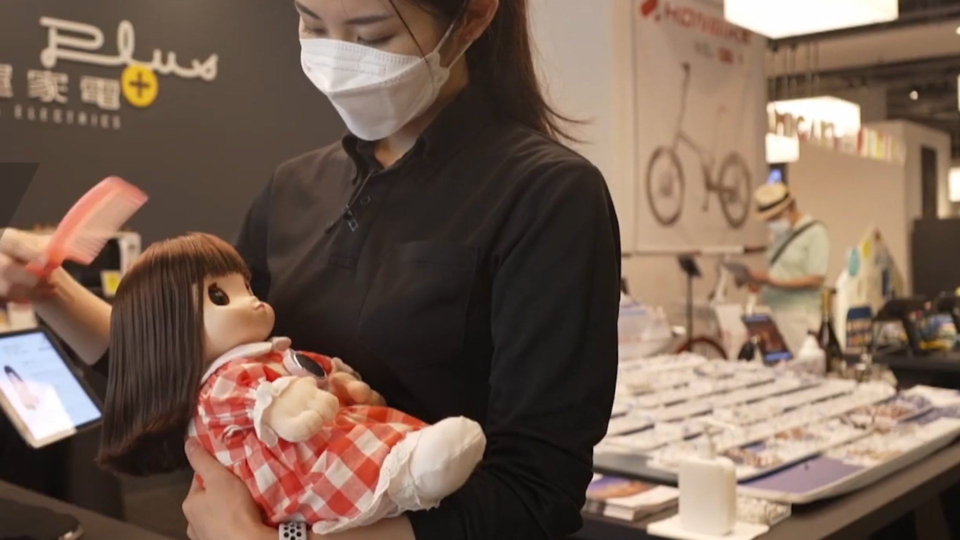 Robot bau ban voi nguoi gia co don tai Nhat Ban hinh anh