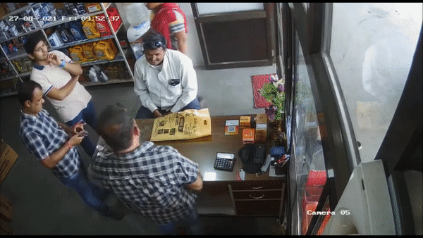 Dien thoai trong tui bat ngo phat no va boc khoi du doi hinh anh