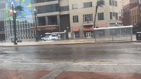 Con bao manh lam vo kinh tram xe bus o My hinh anh