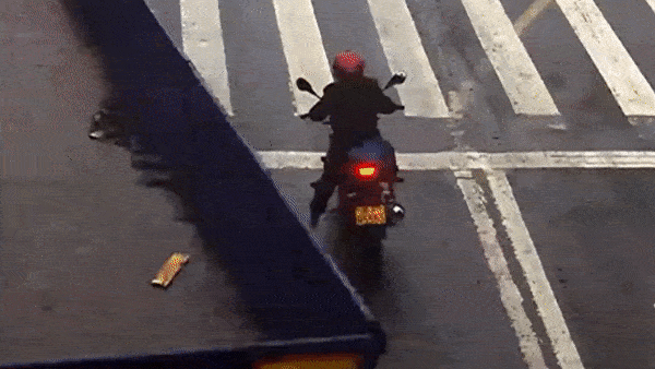 Xe tai lac duoi quet trung xe may dung den do hinh anh