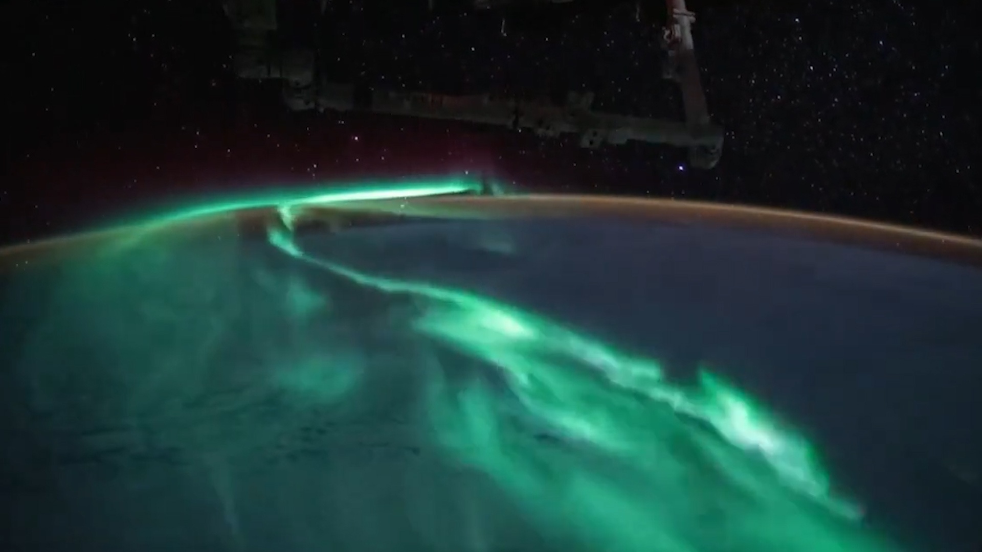 Video hien tuong cuc quang ky ao tu khong gian hinh anh