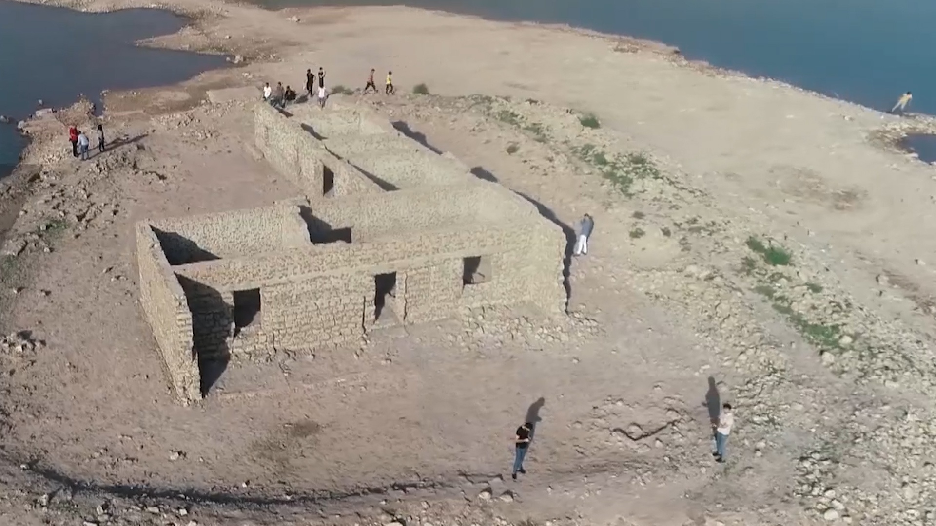 Ngoi lang o Iraq tai xuat sau 36 nam do muc nuoc ho giam hinh anh