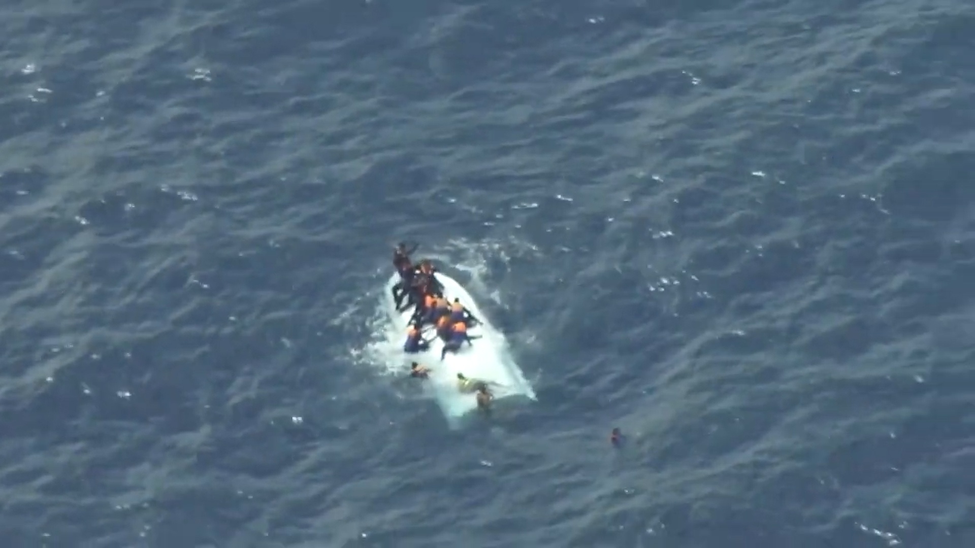 Nhung nguoi di cu bam vao chiec thuyen bi lat o Libya hinh anh