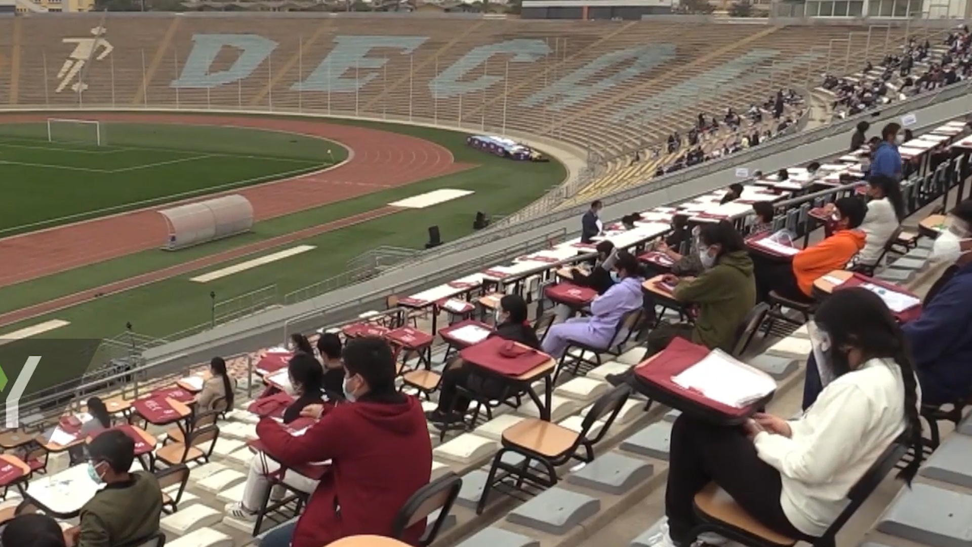 Sinh vien Peru thi dai hoc o san van dong do lo ngai Covid-19 hinh anh