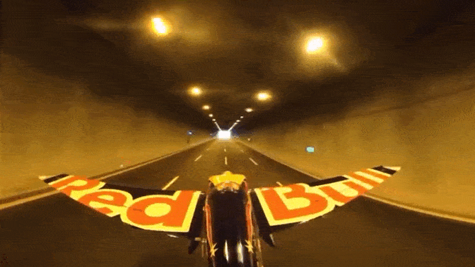 May bay lap ky luc the gioi khi dat van toc 245 km/h qua duong ham hinh anh