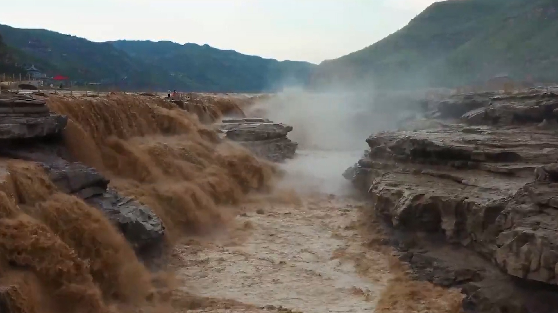 Thac Hukou hung vi sau con mua lon o Trung Quoc hinh anh