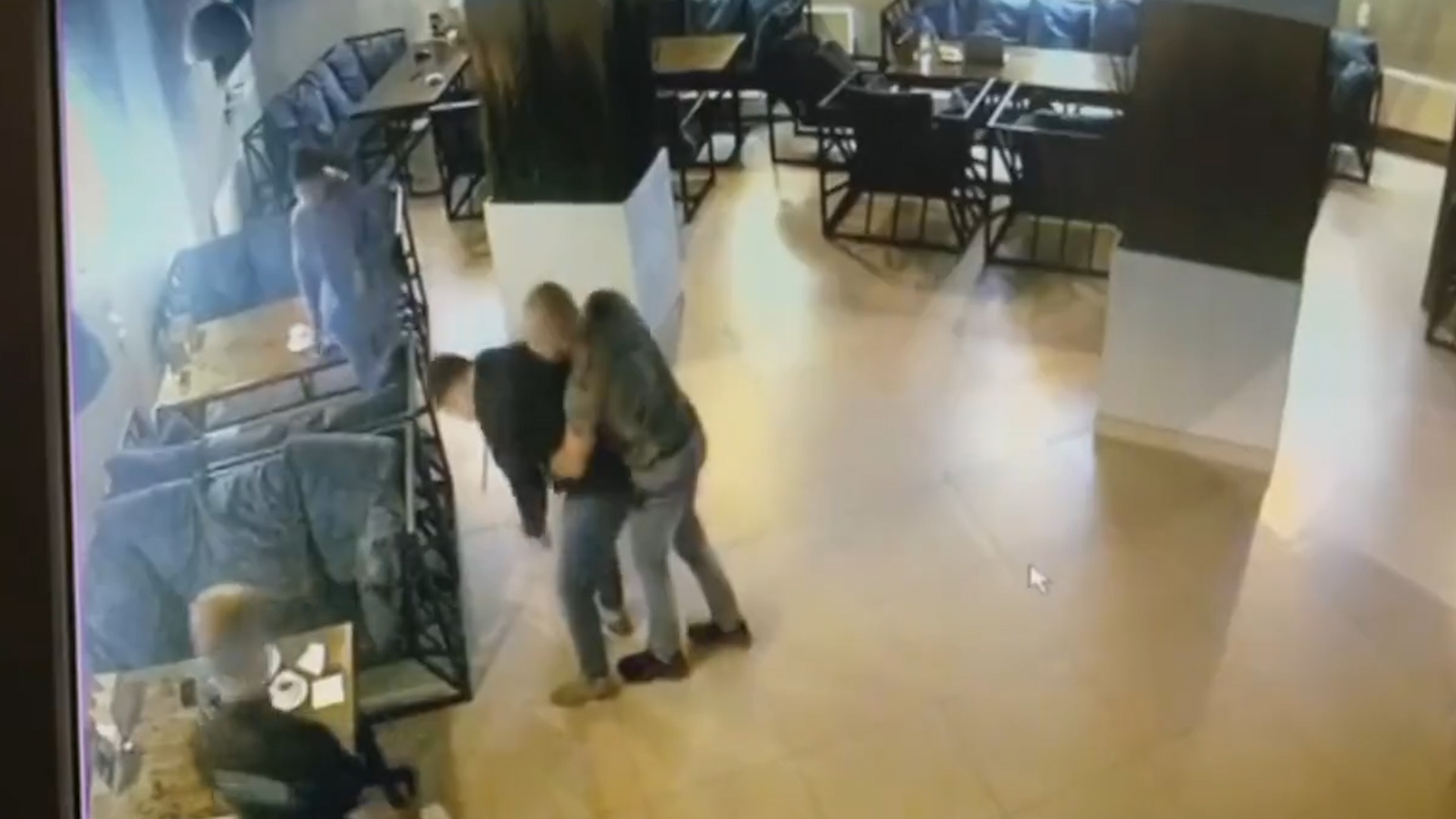 Nguoi dan ong may man duoc cuu khi mac nghen hinh anh