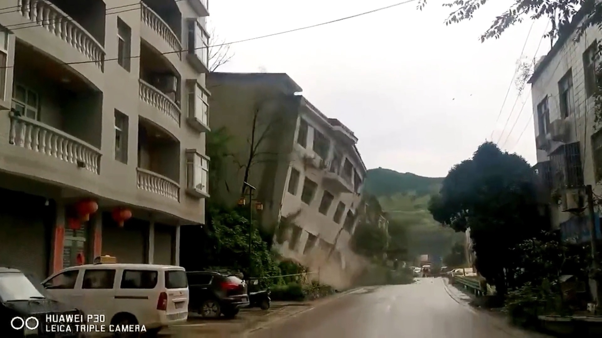 Khoanh khac toa nha sup do do lo dat o Trung Quoc hinh anh