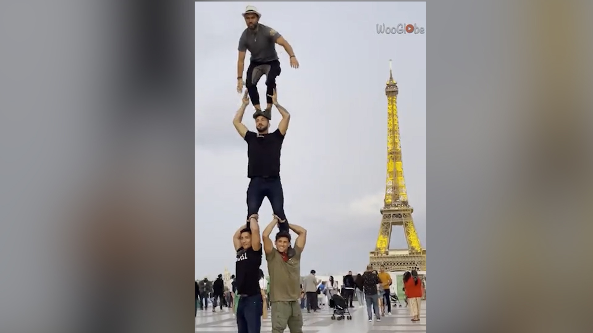 Nhom thanh nien xep ‘thap nguoi’ truoc thap Eiffel hinh anh