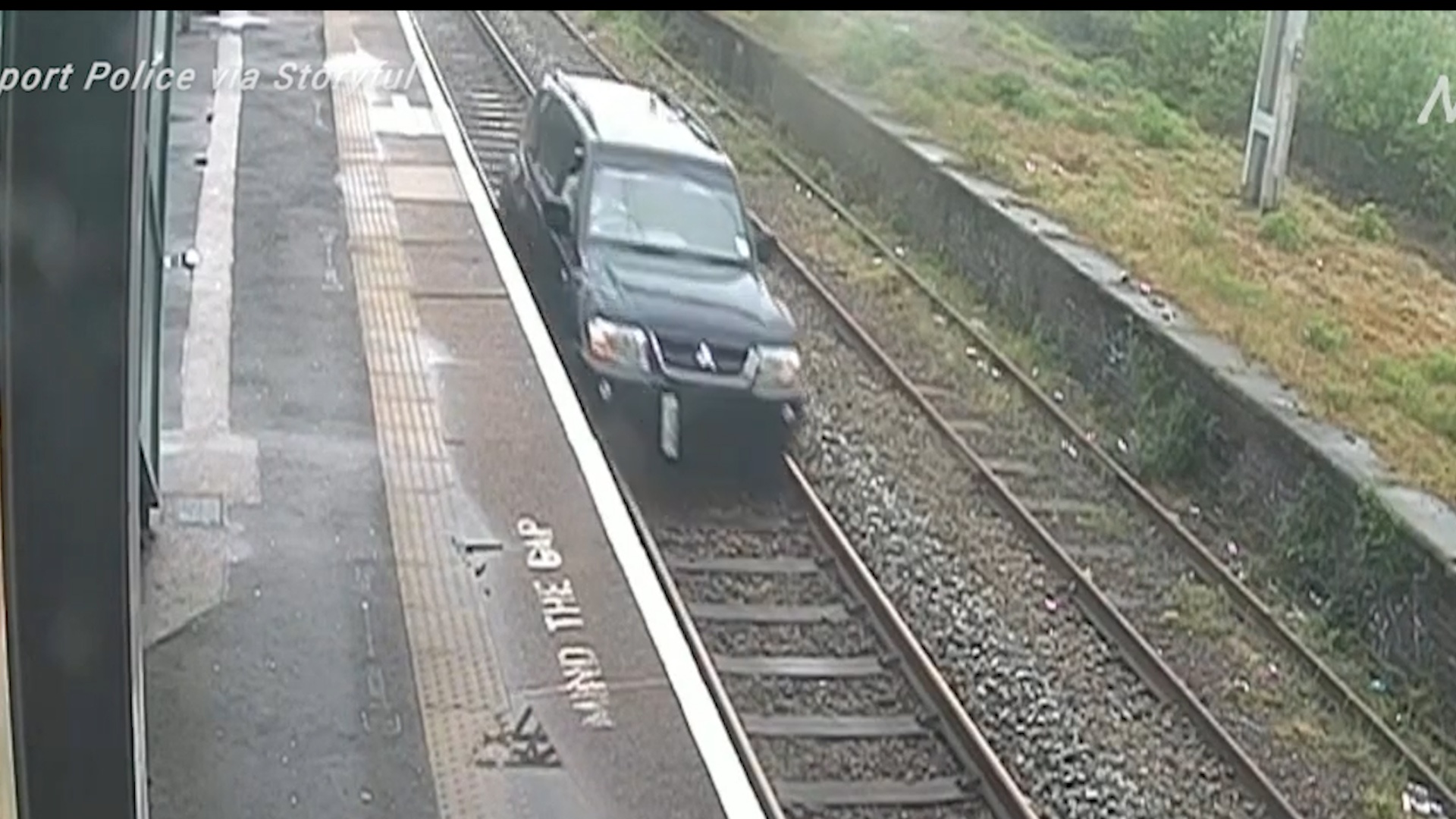 Nguoi dan ong bi bat vi lai xe xuong duong ray o Anh hinh anh