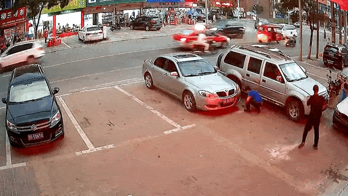 Bang hieu bi gio thoi, suyt bay vao nguoi be gai hinh anh