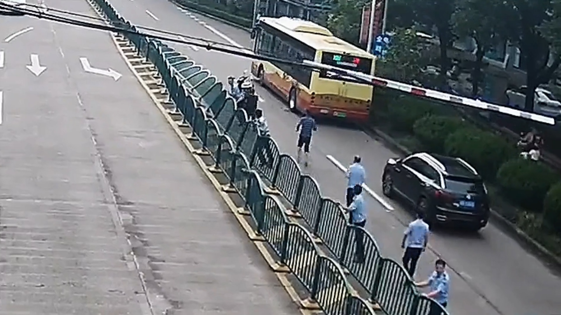 Hang rao dai 100 m bi gio thoi nga o Trung Quoc hinh anh