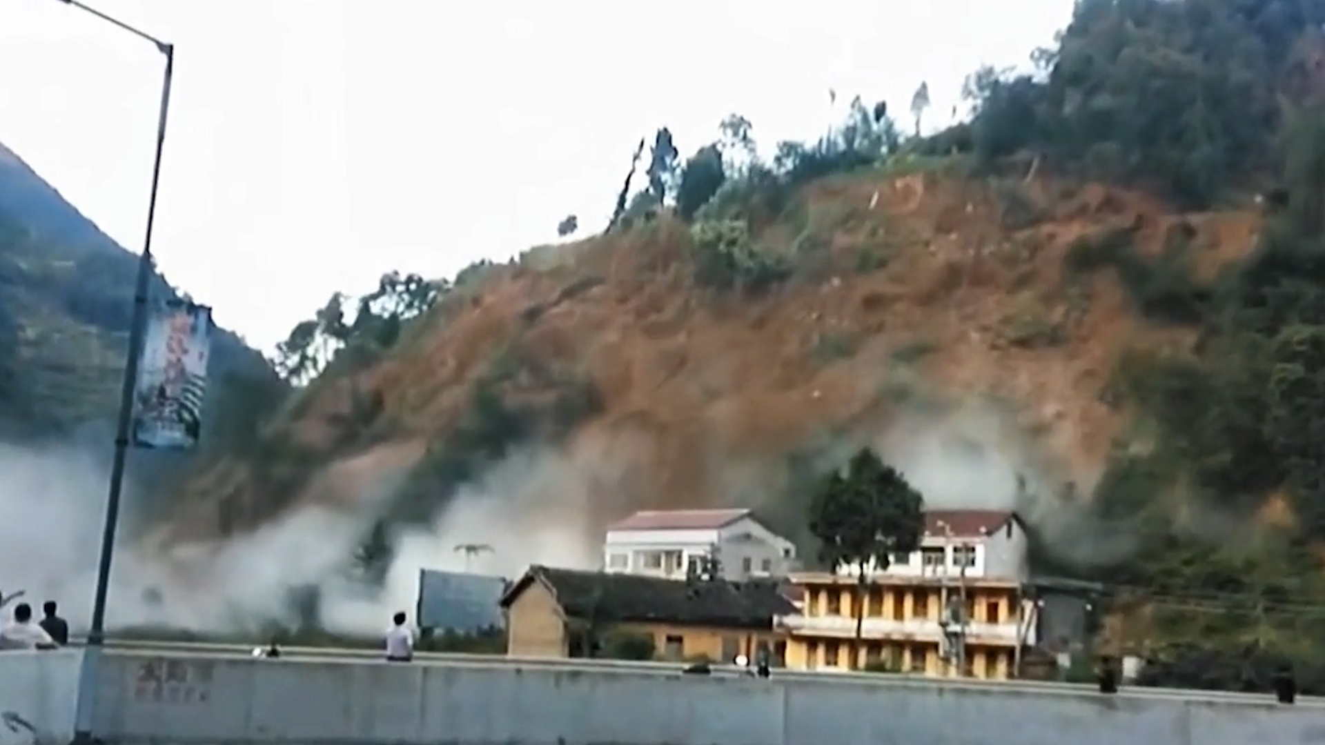 Nguoi dan chung kien canh suon nui sup do o Trung Quoc hinh anh