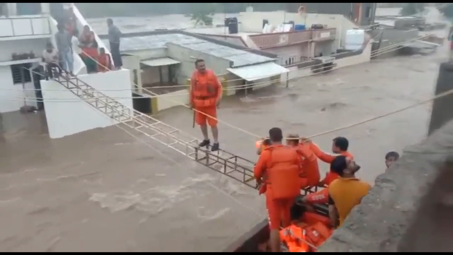 Dung khung sat giai cuu nguoi dan mac ket giua vung lu o An Do hinh anh