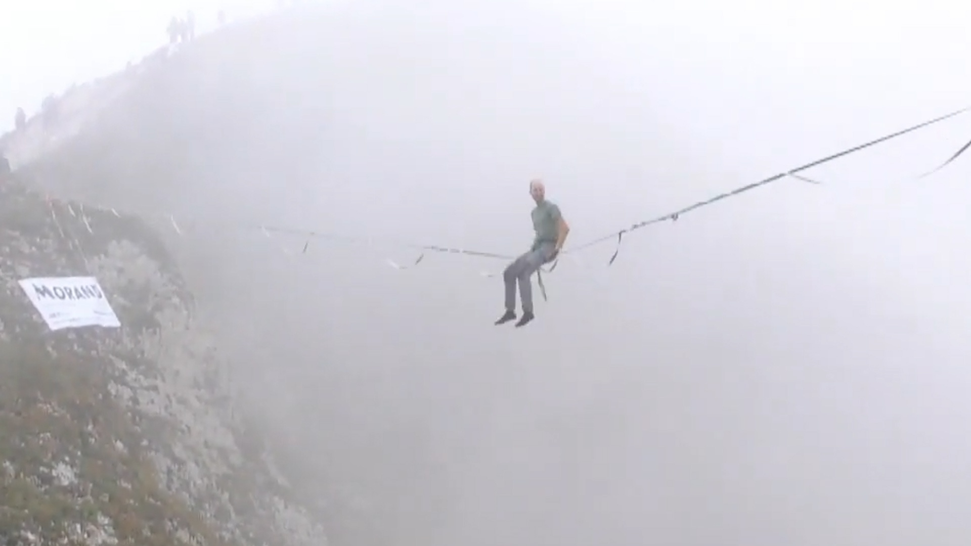 Cuoc thi di thang bang tren day o do cao 450 m tai Thuy Si hinh anh