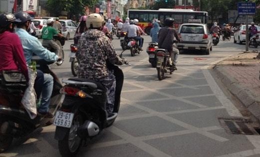 Di xe may vao vach mat vong, toi vi pham loi gi va bi phat bao nhieu? hinh anh