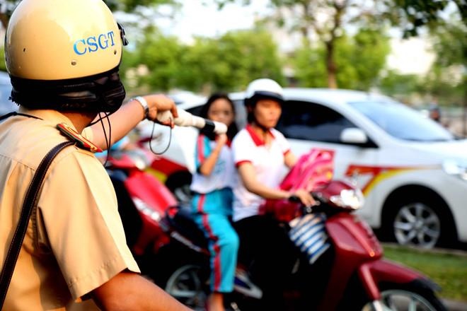 Khi nao canh sat giao thong duoc phep kiem tra hanh chinh? hinh anh