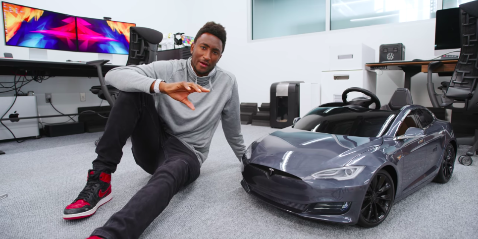 PC choi game duoc thiet ke nam gon trong xe dien Tesla hinh anh